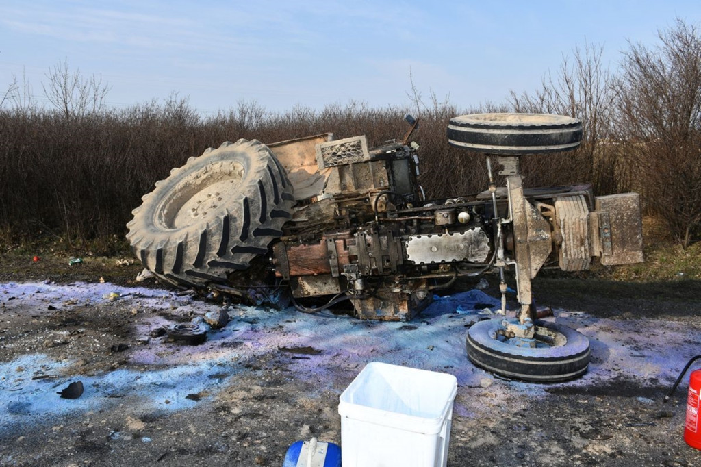 Groźny wypadek w Kujawsko-Pomorskim. Ciągnik rozpadł się na części [ZDJĘCIA]