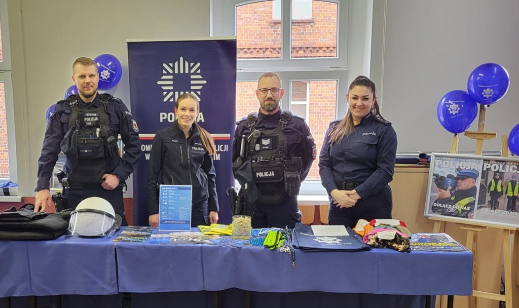 Policjanci promowali zawód podczas drzwi otwartych w więcborskim ogólniaku