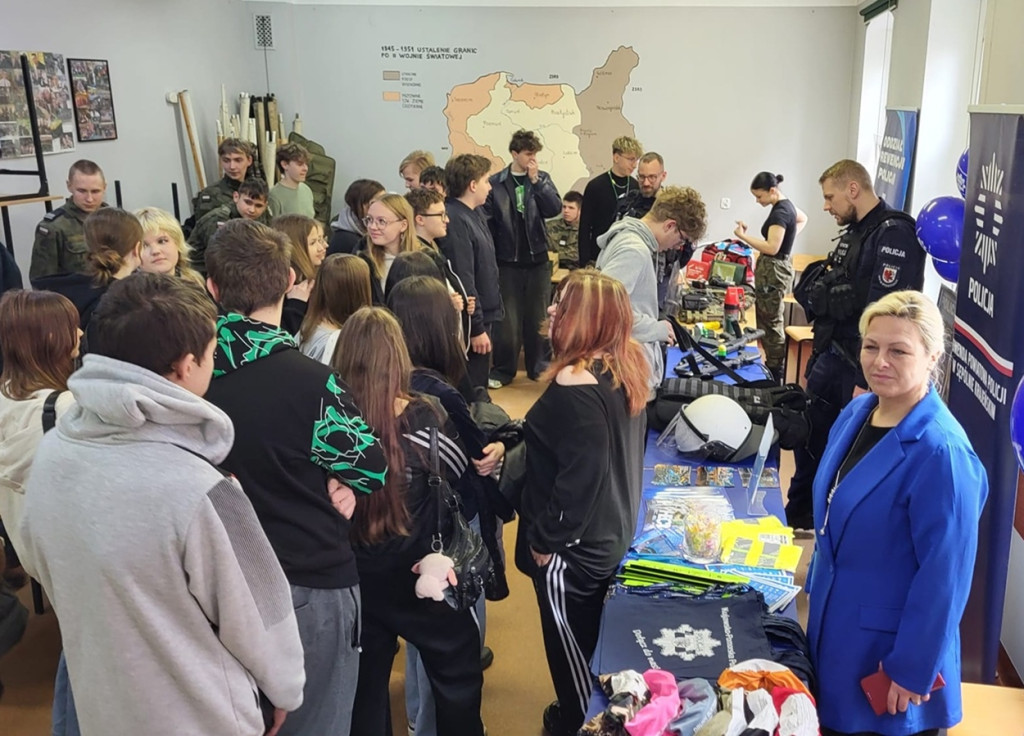Policjanci promowali zawód podczas drzwi otwartych w więcborskim ogólniaku