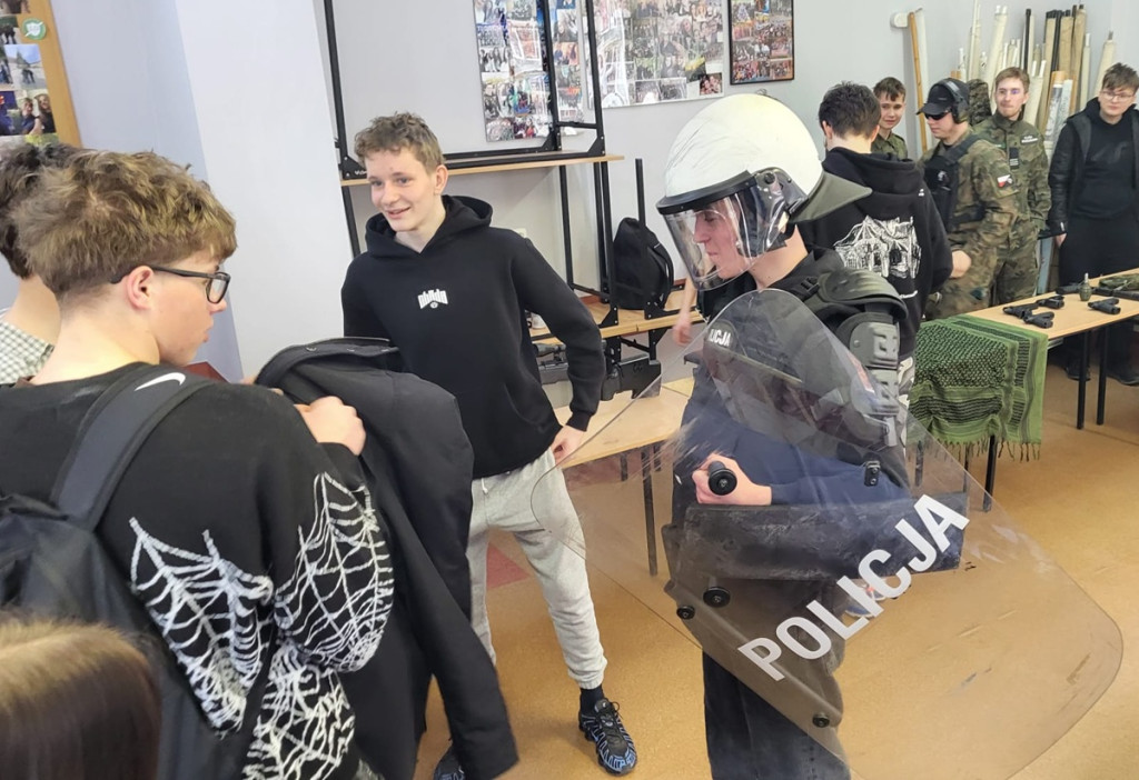 Policjanci promowali zawód podczas drzwi otwartych w więcborskim ogólniaku