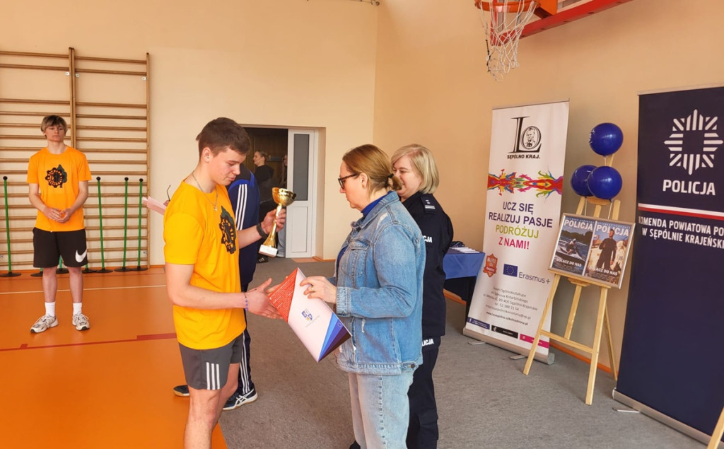 Sępólno Krajeńskie: Drugi Powiatowy Policyjny Turniej Sprawnościowy Szkół Ponadpodstawowych