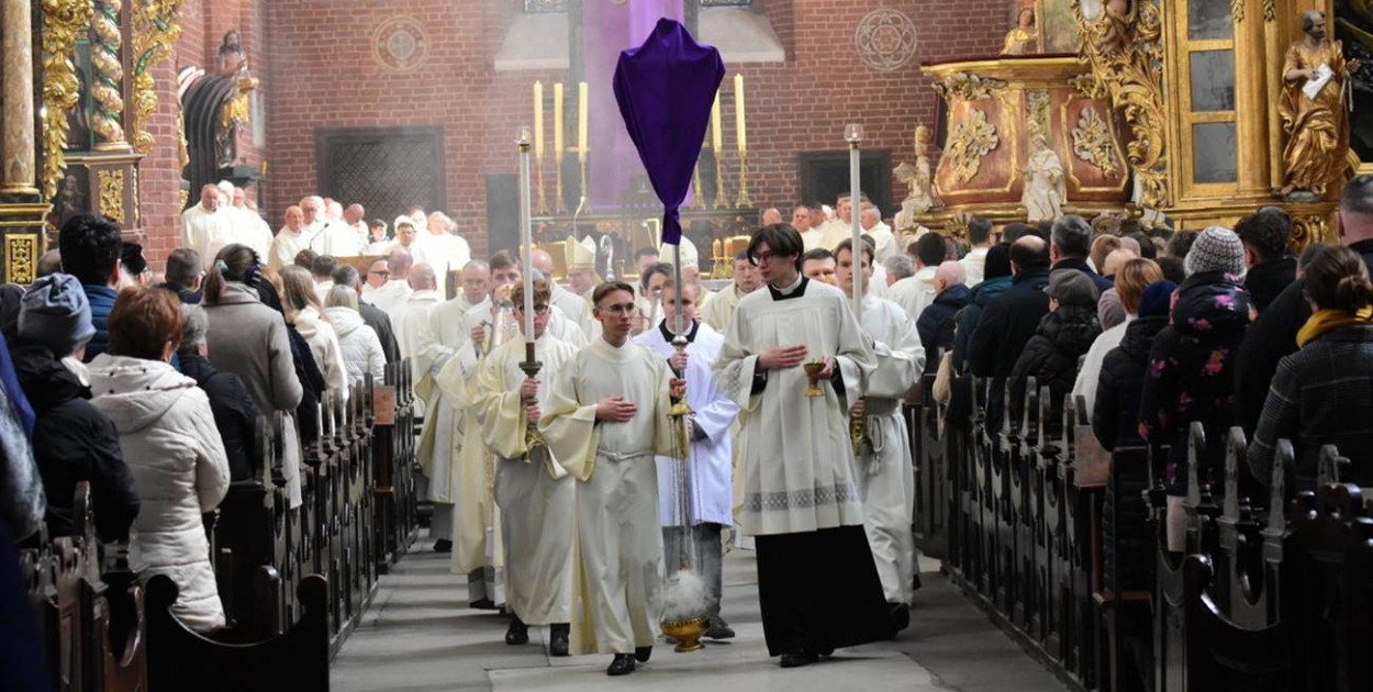 Wielki Czwartek w katedrze toruńskiej z biskupem Okrojem