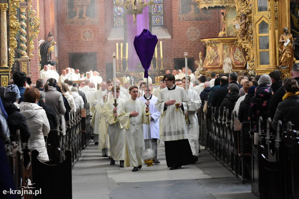 Wielki Czwartek w katedrze toruńskiej z biskupem Okrojem