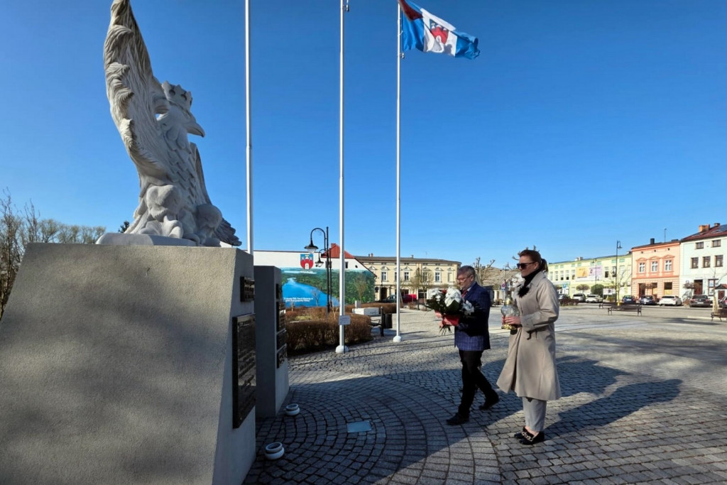 Więcbork: Rocznica katastrofy smoleńskiej i pamięć o ofiarach zbrodni katyńskiej [FOTO]