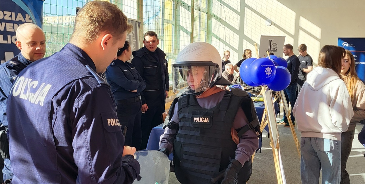 Policjanci na „Drzwiach otwartych” w sępoleńskim liceum