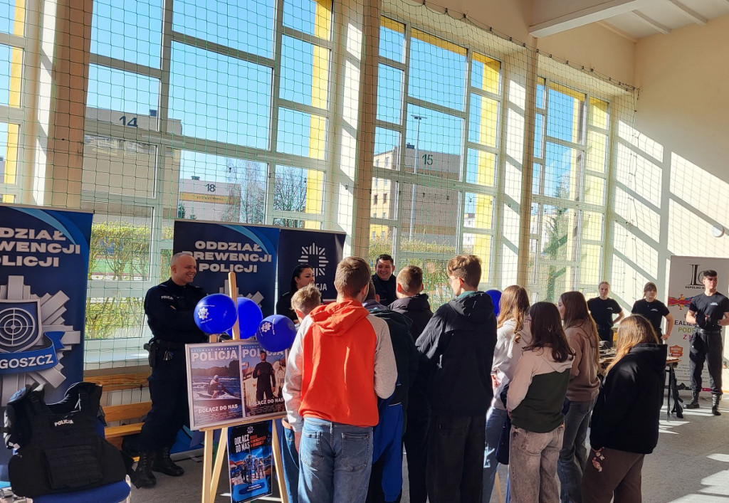 Policjanci na „Drzwiach otwartych” w sępoleńskim liceum