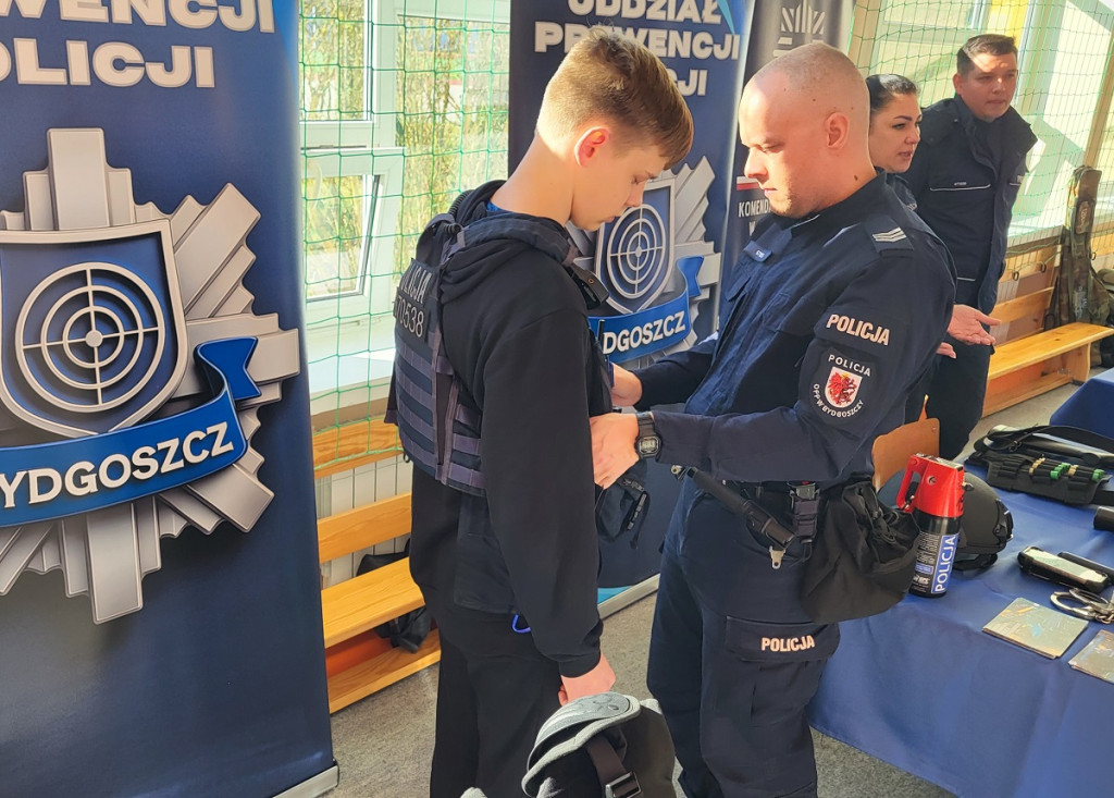 Policjanci na „Drzwiach otwartych” w sępoleńskim liceum