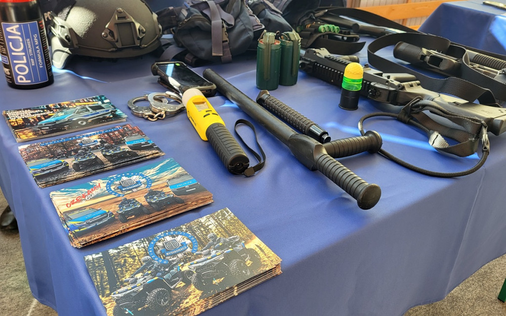 Policjanci na „Drzwiach otwartych” w sępoleńskim liceum