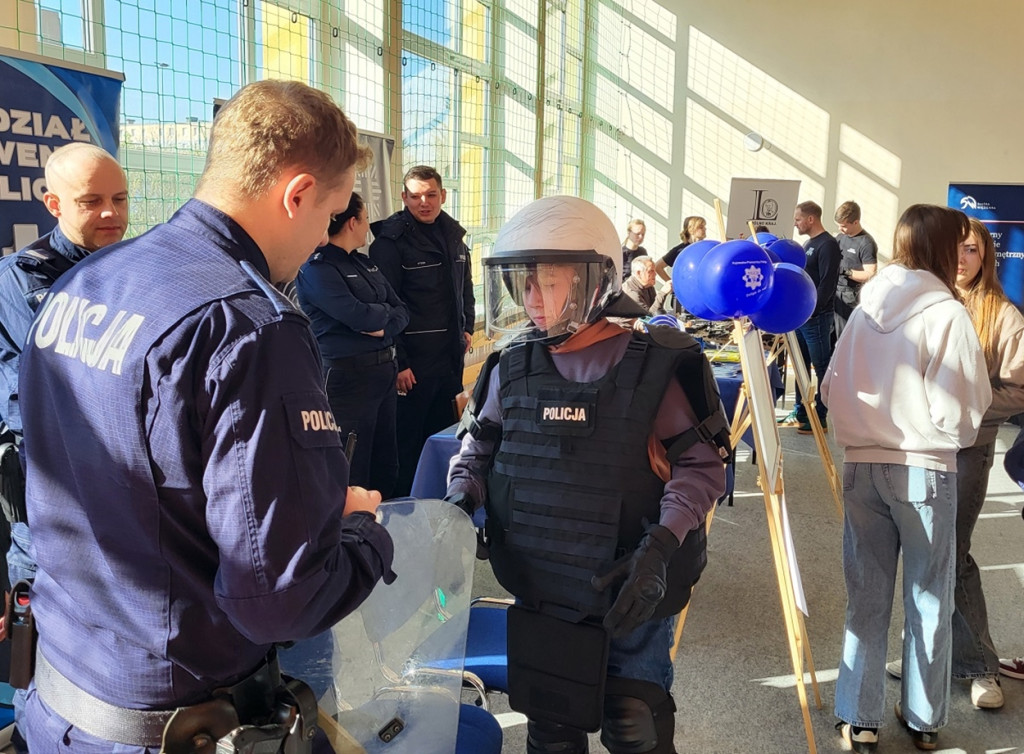 Policjanci na „Drzwiach otwartych” w sępoleńskim liceum