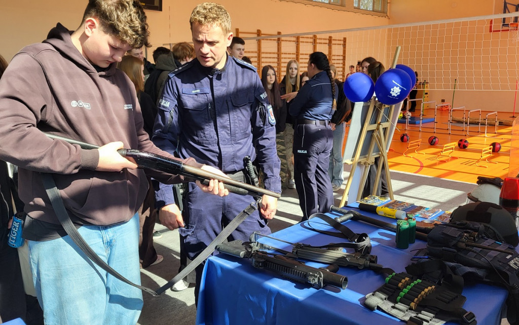Policjanci na „Drzwiach otwartych” w sępoleńskim liceum