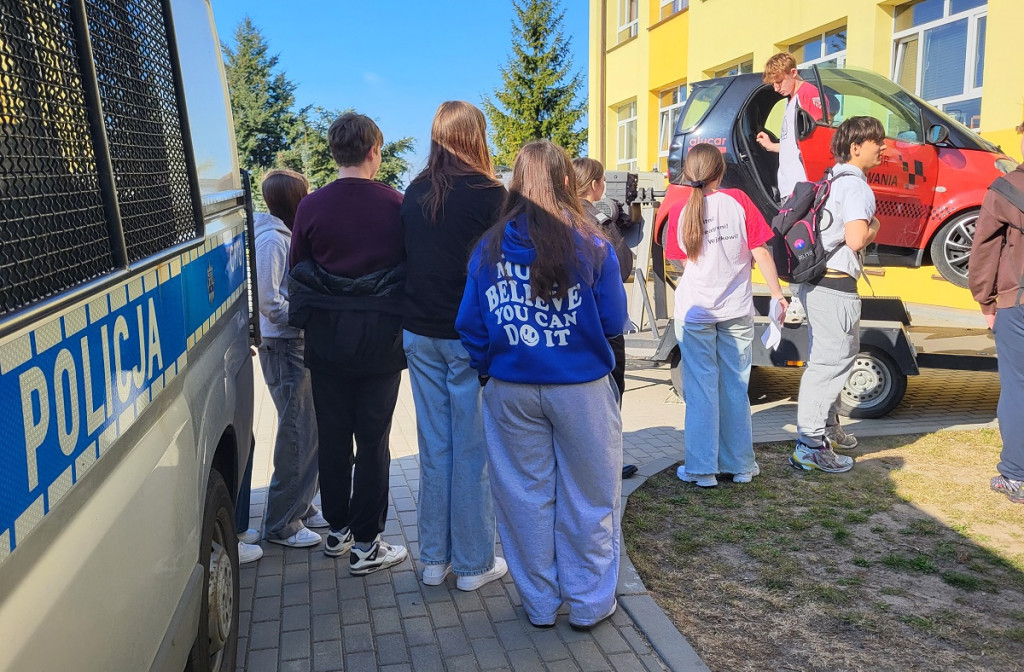Policjanci na „Drzwiach otwartych” w sępoleńskim liceum