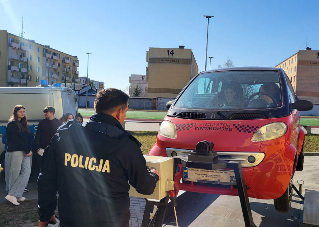 Policjanci na „Drzwiach otwartych” w sępoleńskim liceum