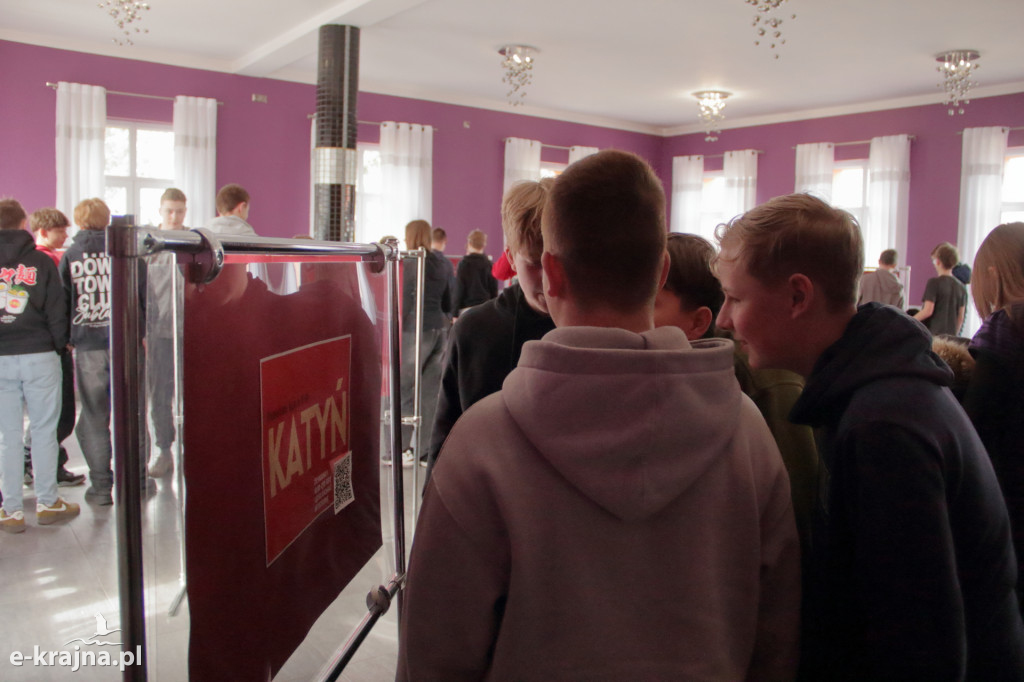 Sępólno Krajeńskie: Pamiętam - relacja z wystawy Katyń 1940