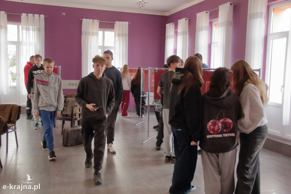 Sępólno Krajeńskie: Pamiętam - relacja z wystawy Katyń 1940