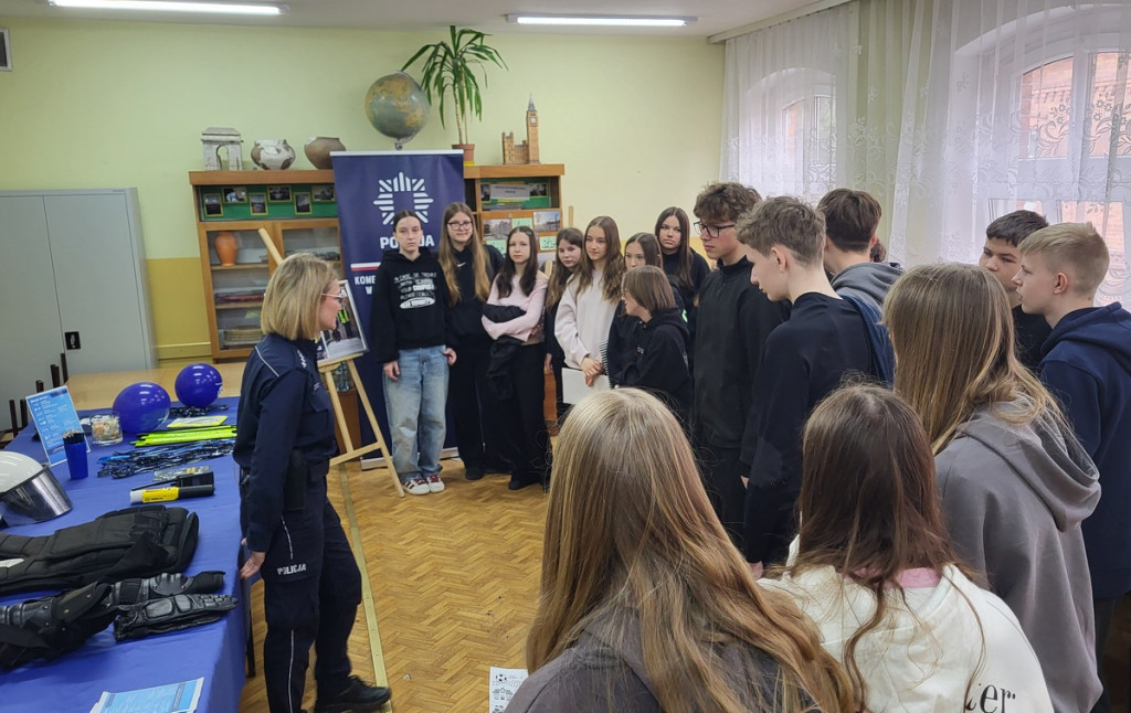 Policjanci z KPP Sępólno Krajeńskie na drzwiach otwartych w Więcborku