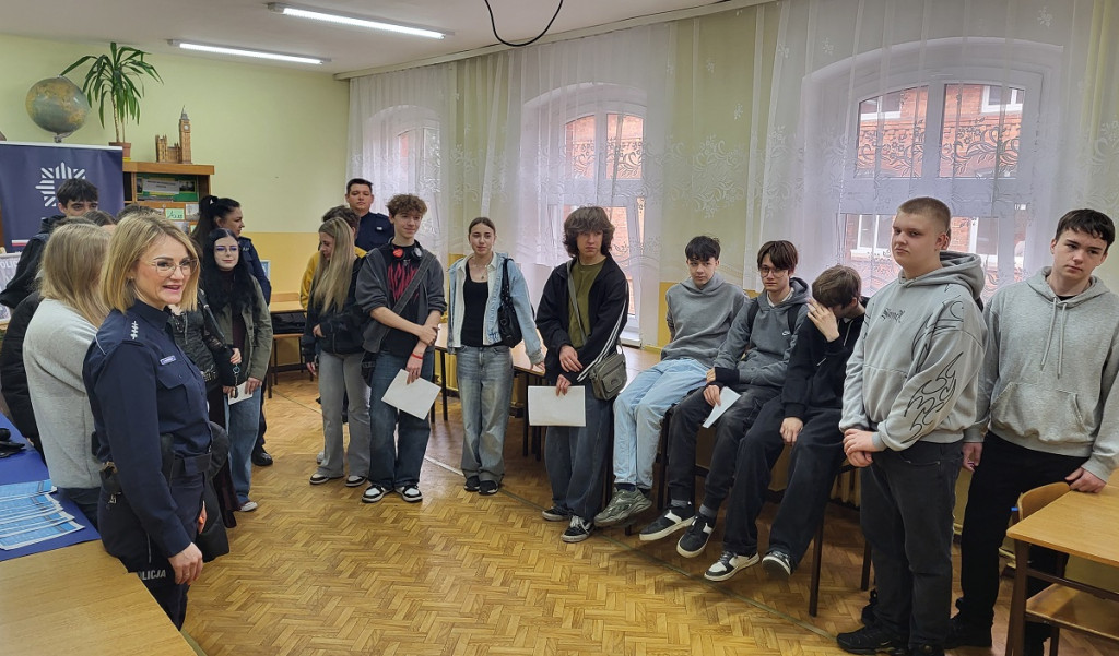 Policjanci z KPP Sępólno Krajeńskie na drzwiach otwartych w Więcborku