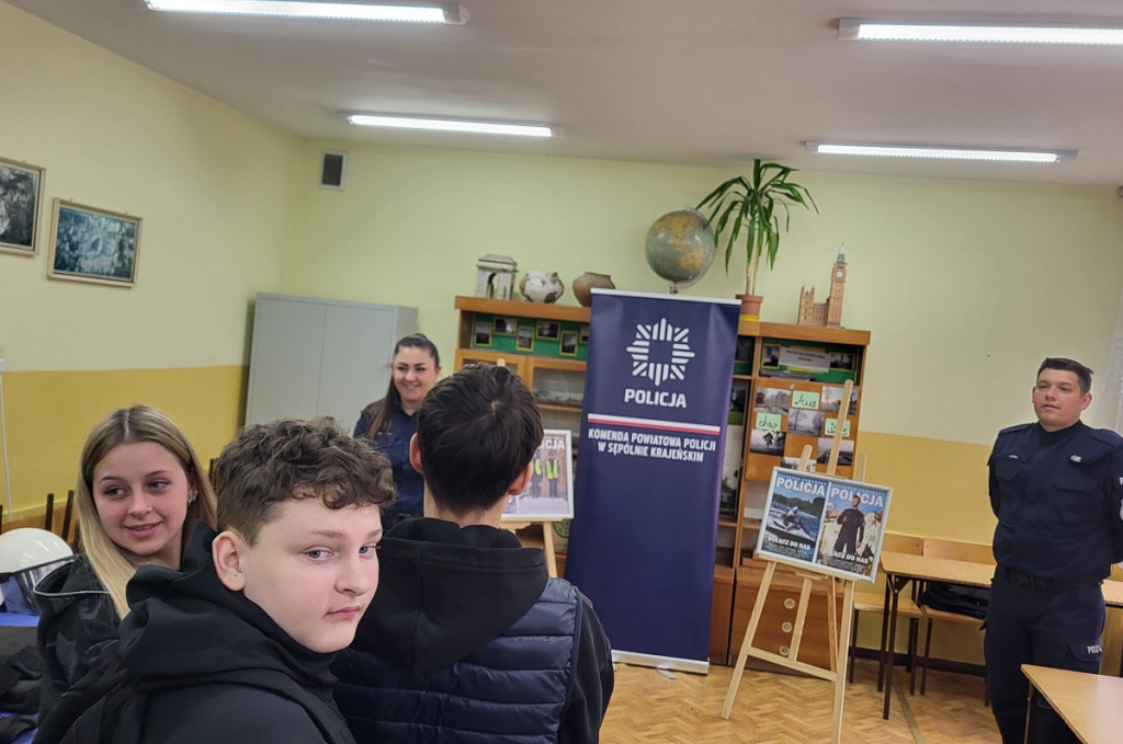 Policjanci z KPP Sępólno Krajeńskie na drzwiach otwartych w Więcborku