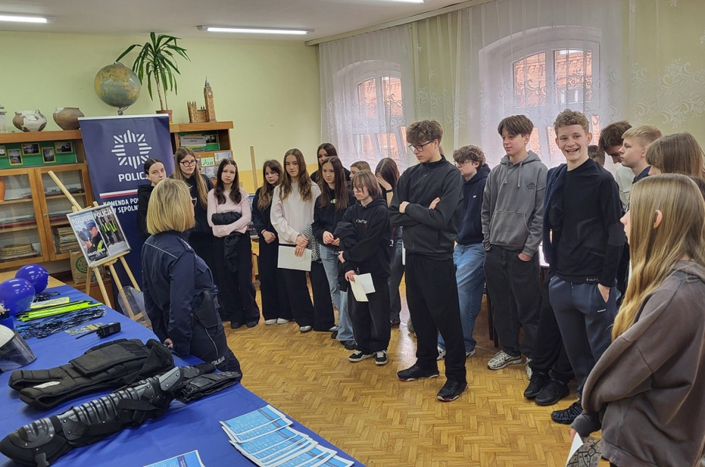Policjanci z KPP Sępólno Krajeńskie na drzwiach otwartych w Więcborku