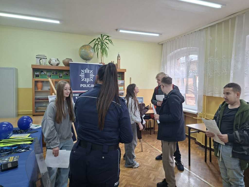 Policjanci z KPP Sępólno Krajeńskie na drzwiach otwartych w Więcborku