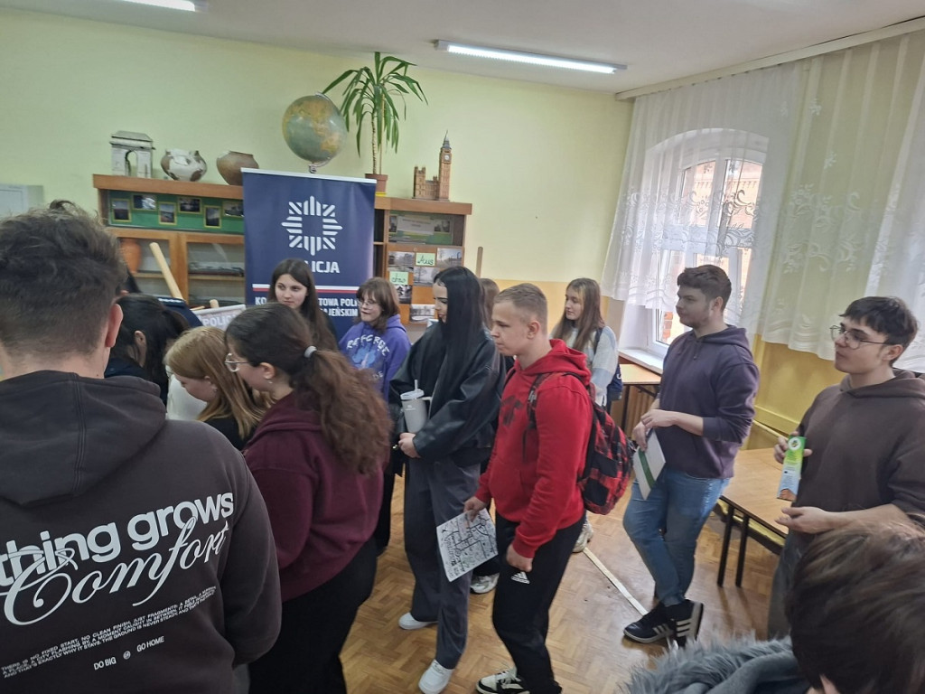 Policjanci z KPP Sępólno Krajeńskie na drzwiach otwartych w Więcborku