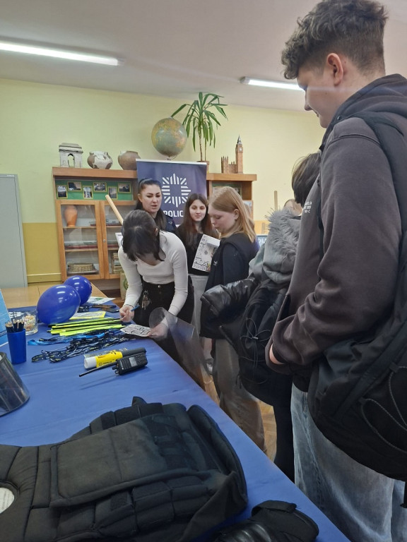 Policjanci z KPP Sępólno Krajeńskie na drzwiach otwartych w Więcborku