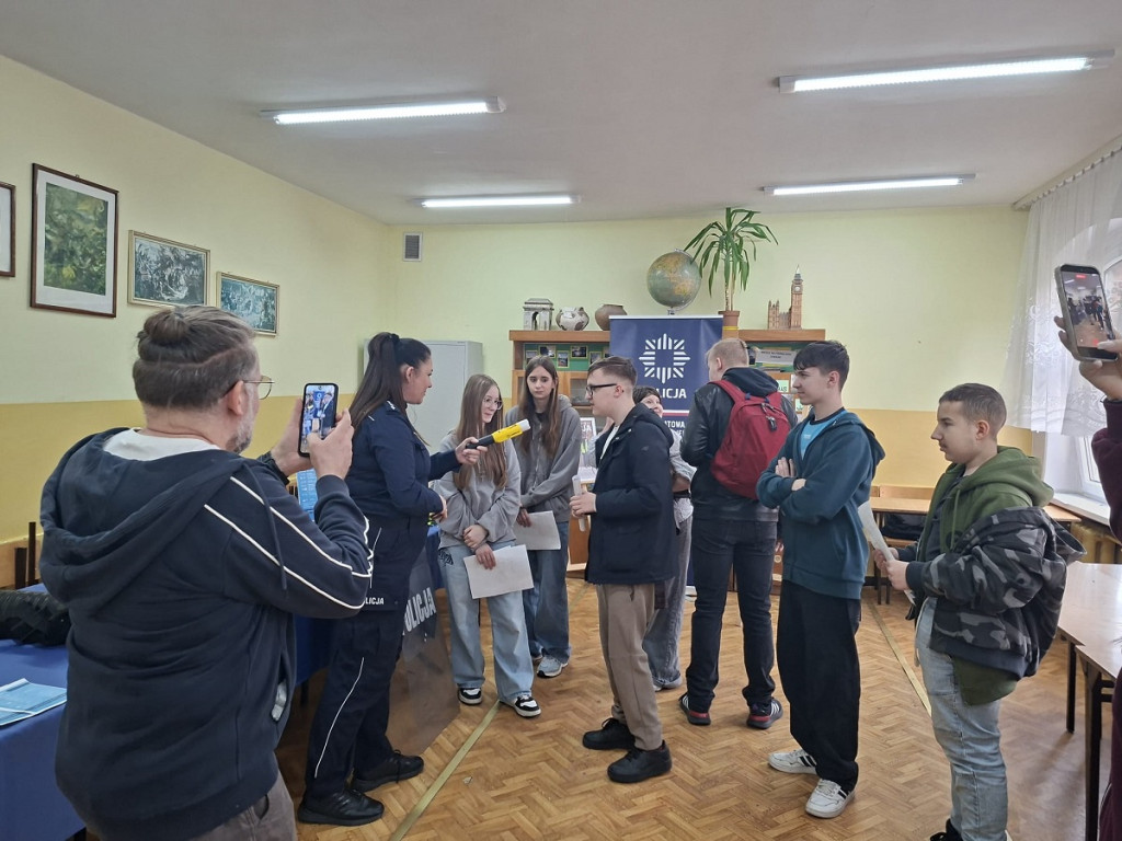 Policjanci z KPP Sępólno Krajeńskie na drzwiach otwartych w Więcborku