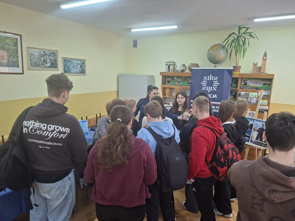 Policjanci z KPP Sępólno Krajeńskie na drzwiach otwartych w Więcborku