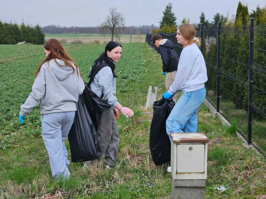 Wąwelno: Akcja wolontariuszy z okazji Dnia Ziemi