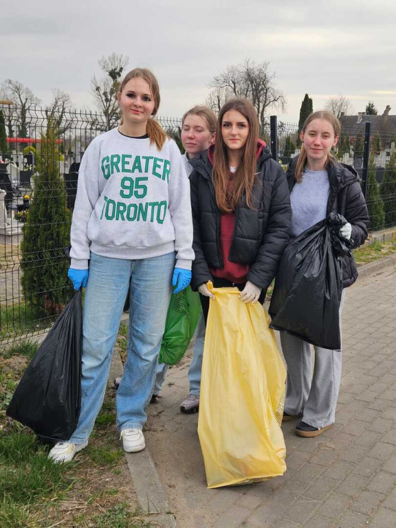 Wąwelno: Akcja wolontariuszy z okazji Dnia Ziemi