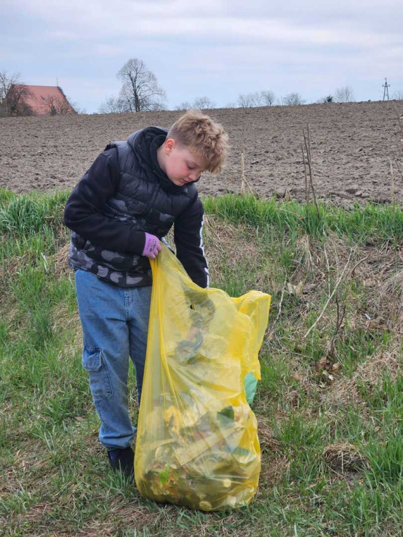 Wąwelno: Akcja wolontariuszy z okazji Dnia Ziemi