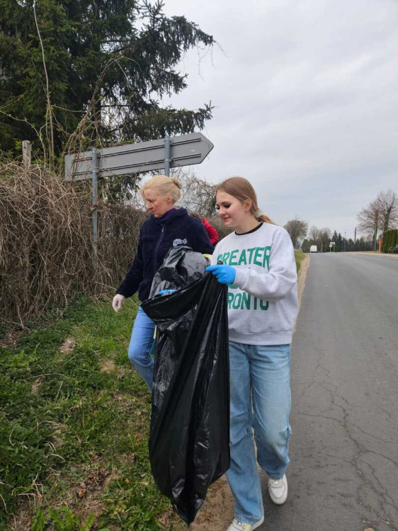 Wąwelno: Akcja wolontariuszy z okazji Dnia Ziemi