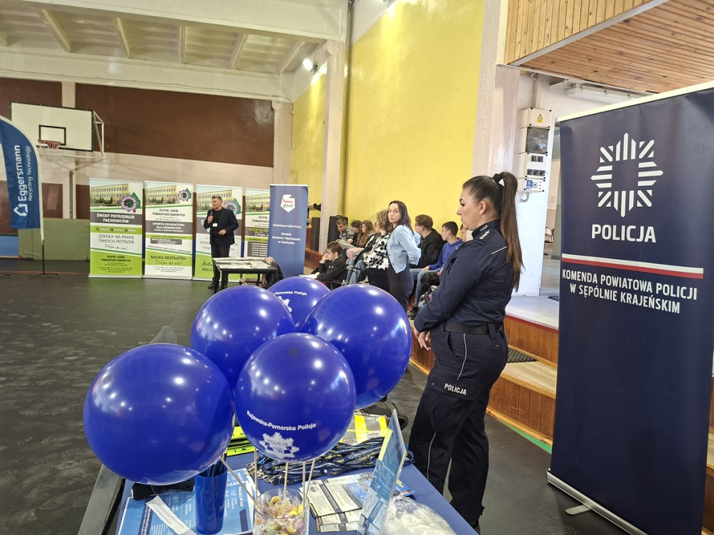 Policjanci na drzwiach otwartych w Zespole Szkół Ponadpodstawowych w Sępólnie Krajeńskim