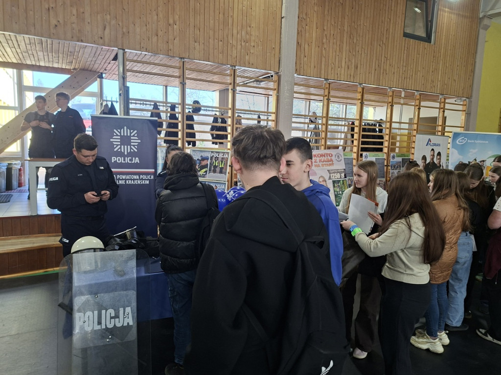 Policjanci na drzwiach otwartych w Zespole Szkół Ponadpodstawowych w Sępólnie Krajeńskim