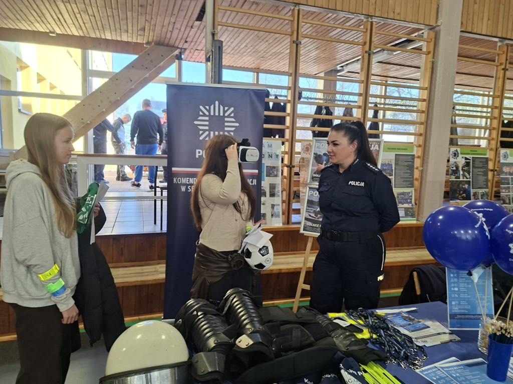 Policjanci na drzwiach otwartych w Zespole Szkół Ponadpodstawowych w Sępólnie Krajeńskim