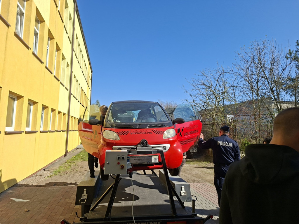 Policjanci na drzwiach otwartych w Zespole Szkół Ponadpodstawowych w Sępólnie Krajeńskim