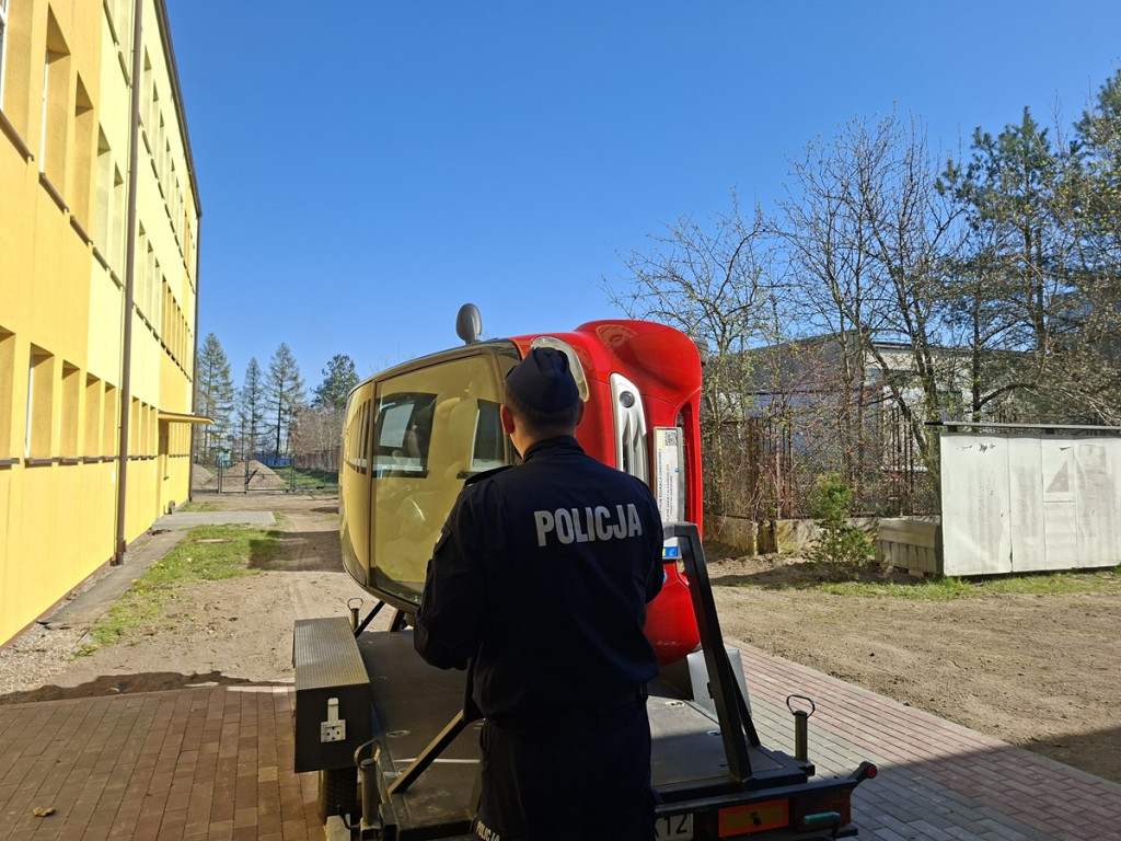 Policjanci na drzwiach otwartych w Zespole Szkół Ponadpodstawowych w Sępólnie Krajeńskim