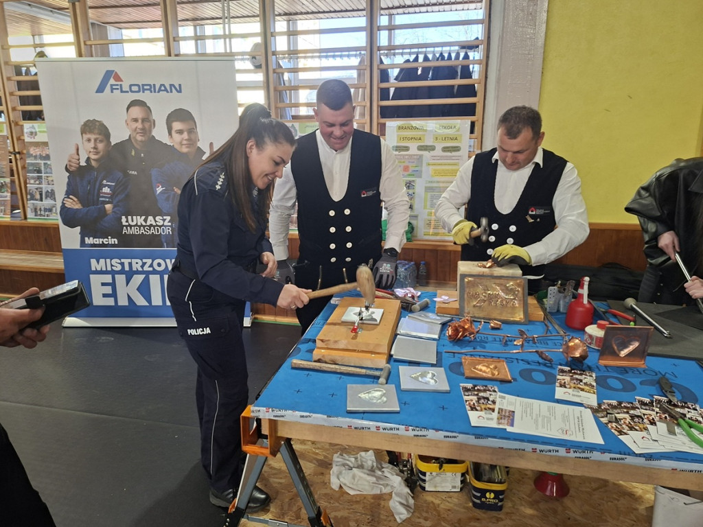 Policjanci na drzwiach otwartych w Zespole Szkół Ponadpodstawowych w Sępólnie Krajeńskim