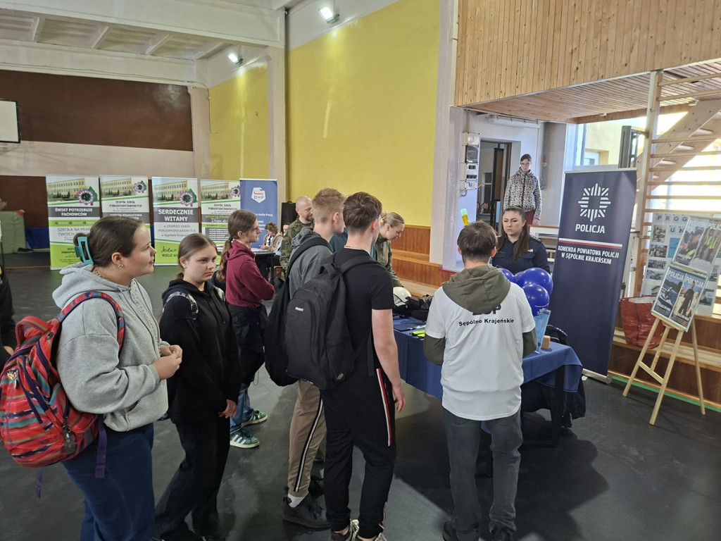 Policjanci na drzwiach otwartych w Zespole Szkół Ponadpodstawowych w Sępólnie Krajeńskim