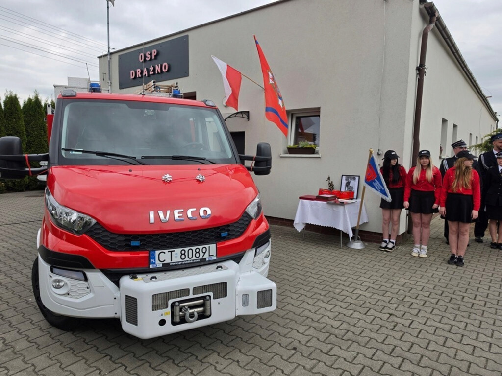 Gmina Mrocza: Druhowie z Drążna otrzymali strażacki wóz