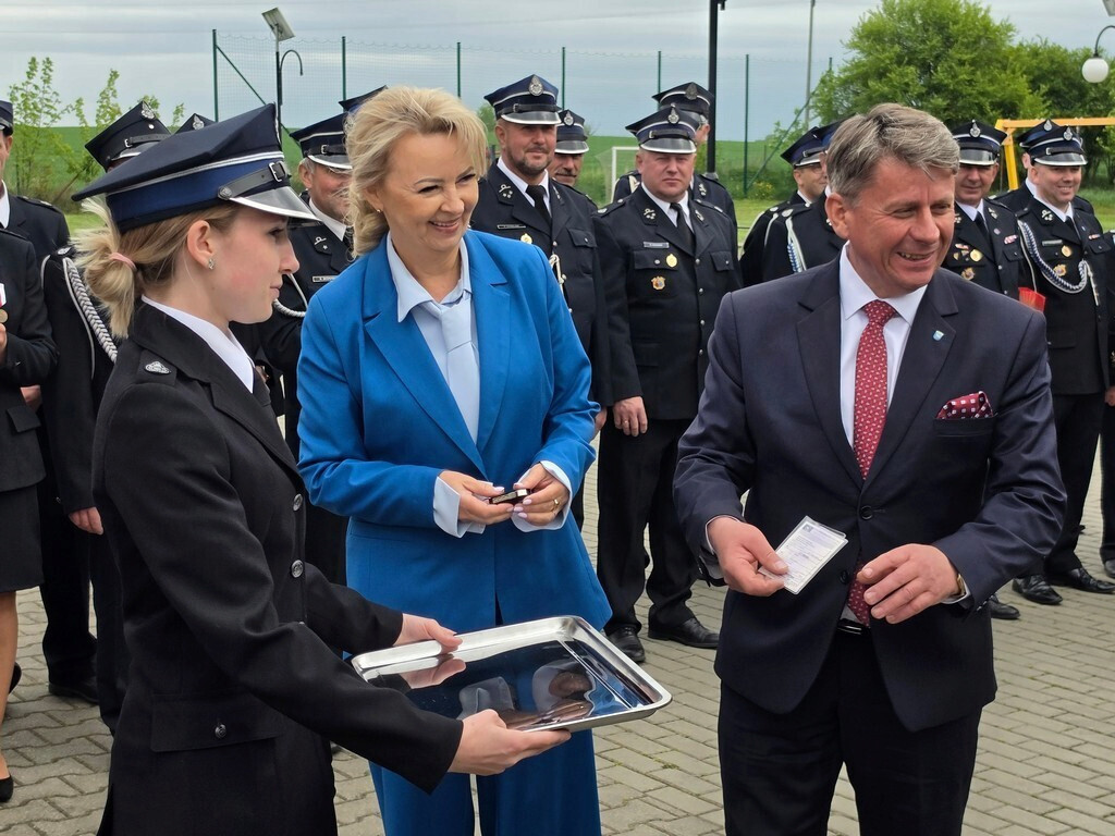 Gmina Mrocza: Druhowie z Drążna otrzymali strażacki wóz