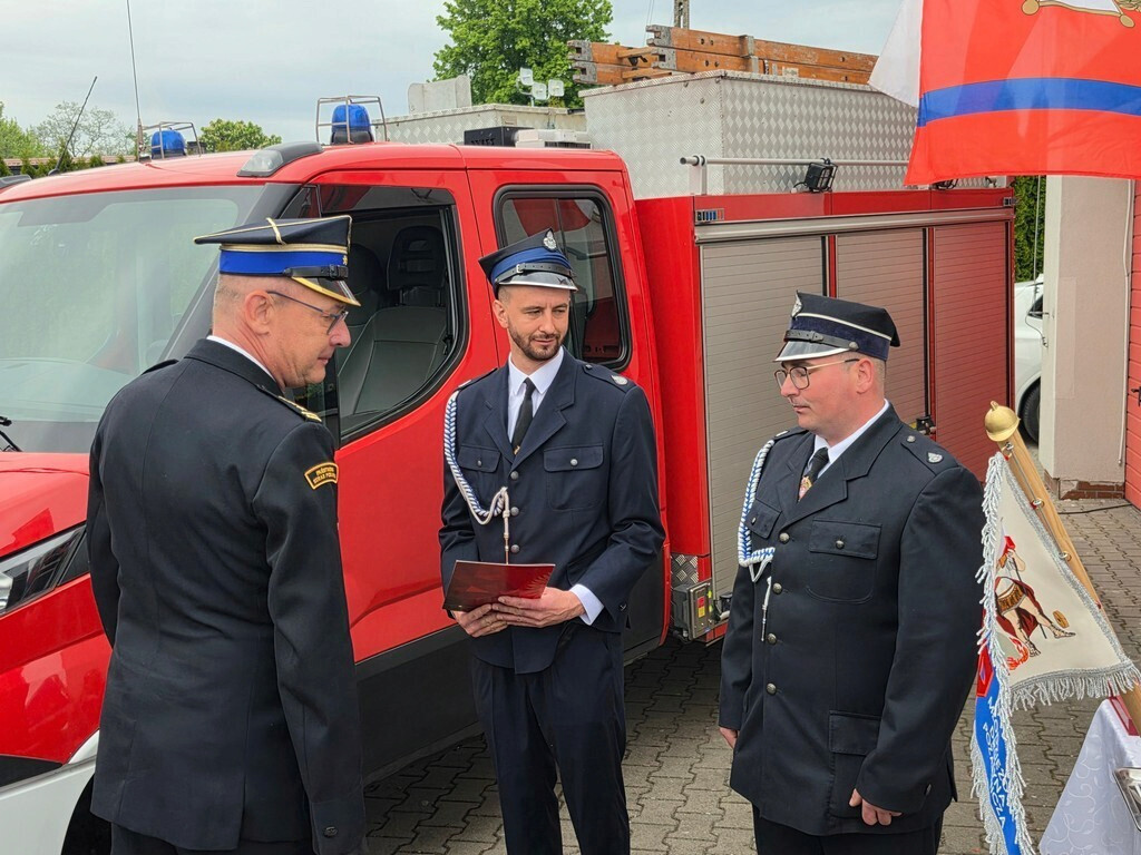 Gmina Mrocza: Druhowie z Drążna otrzymali strażacki wóz