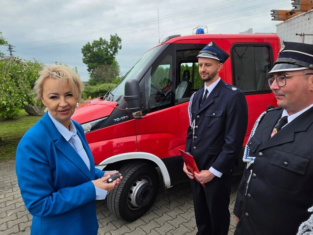 Gmina Mrocza: Druhowie z Drążna otrzymali strażacki wóz