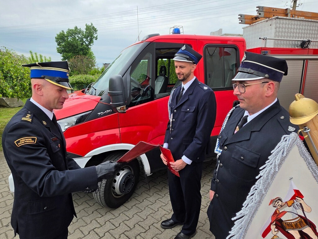 Gmina Mrocza: Druhowie z Drążna otrzymali strażacki wóz
