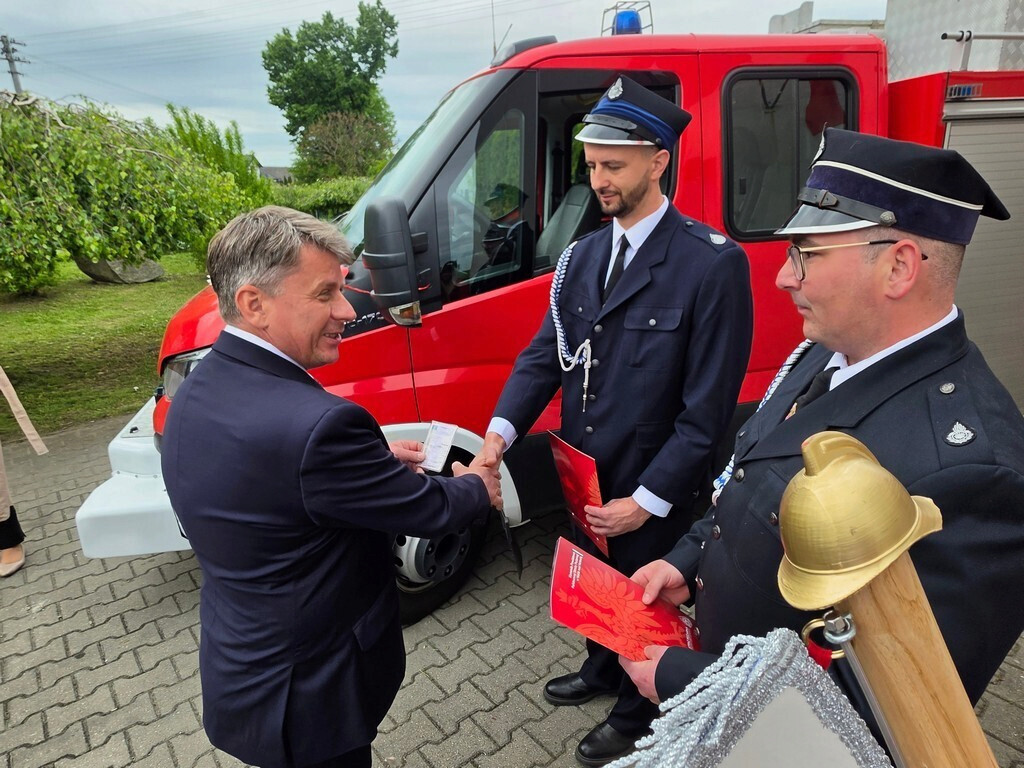 Gmina Mrocza: Druhowie z Drążna otrzymali strażacki wóz