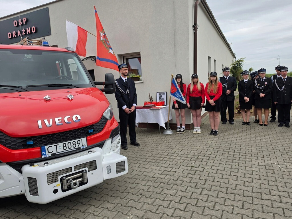 Gmina Mrocza: Druhowie z Drążna otrzymali strażacki wóz