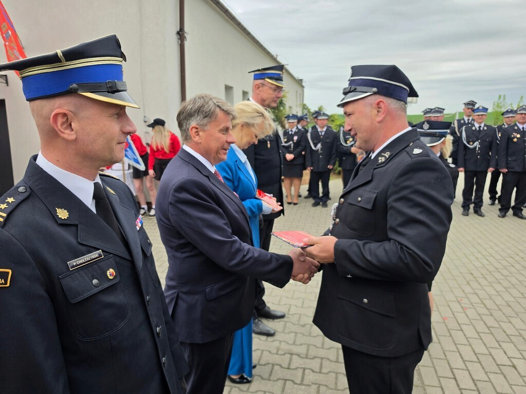 Gmina Mrocza: Druhowie z Drążna otrzymali strażacki wóz