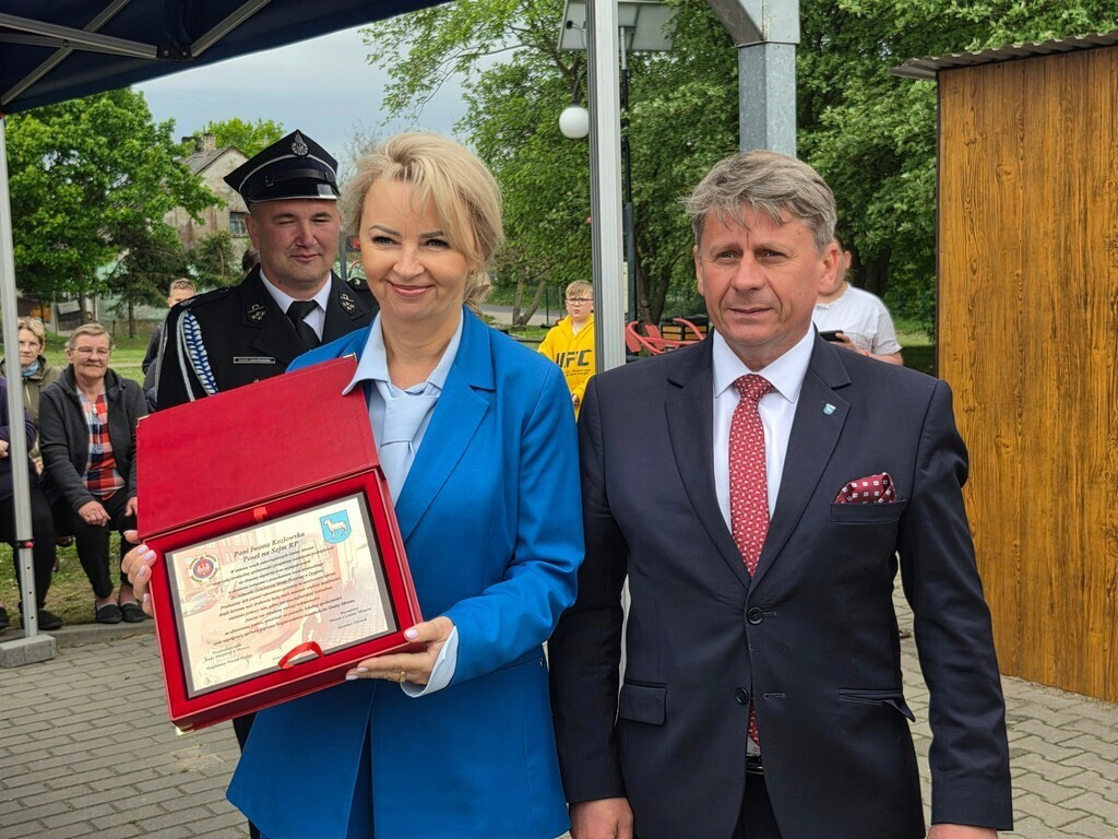 Gmina Mrocza: Druhowie z Drążna otrzymali strażacki wóz