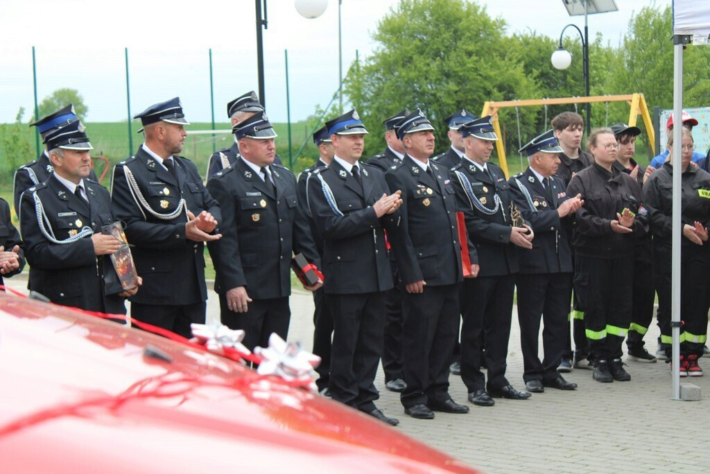 Gmina Mrocza: Druhowie z Drążna otrzymali strażacki wóz