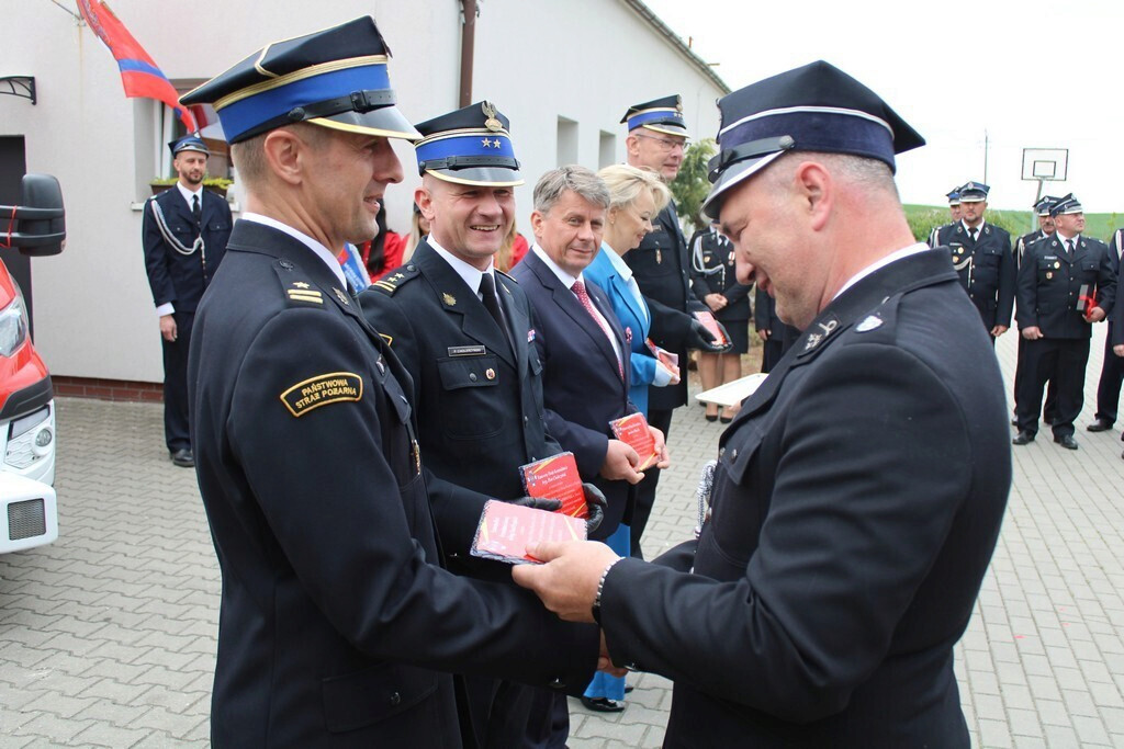Gmina Mrocza: Druhowie z Drążna otrzymali strażacki wóz