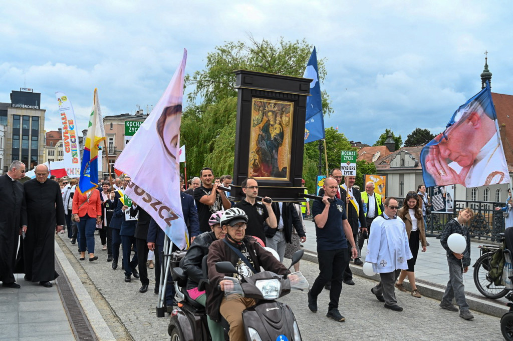 „Czas obronić małżeństwo” – tysiące uczestników na Marszu dla Życia i Rodziny w Bydgoszczy